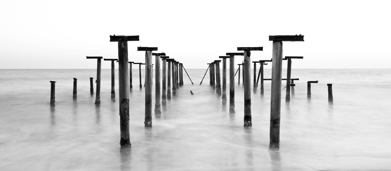 鹿晗阳光海岸魅力写真，阳光、海浪交织的偶像魅力