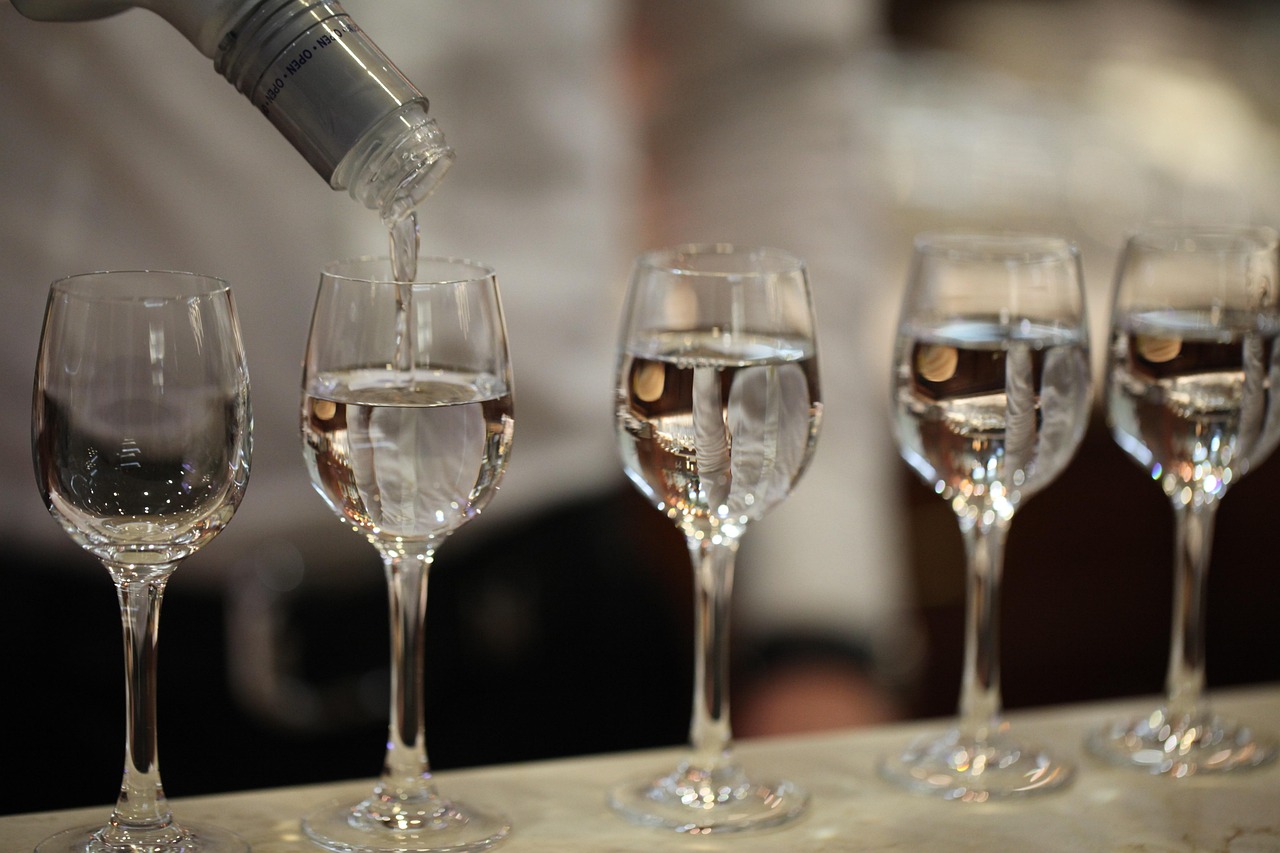 最新52度五粮液酒价格表与市场分析概览